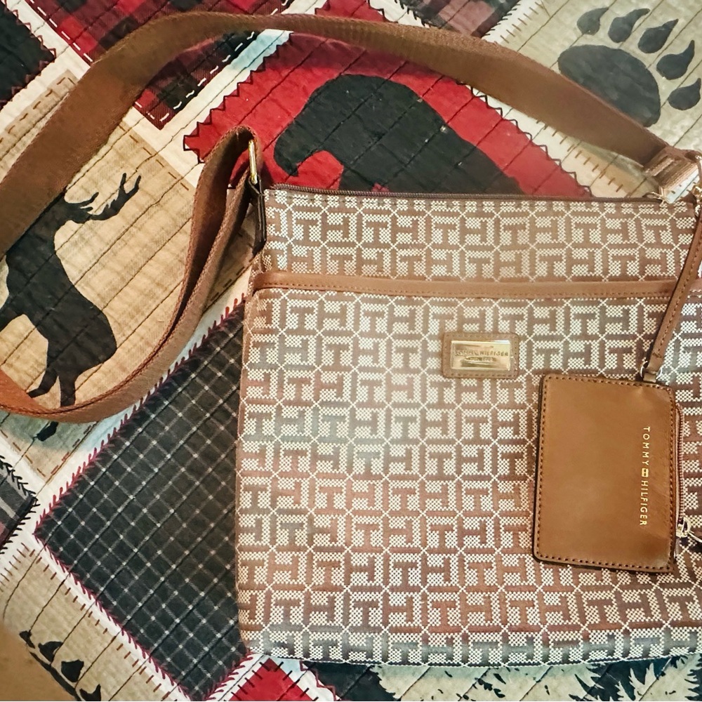 Tommy Hilfiger Brown Crossbody Bag with Classic Design